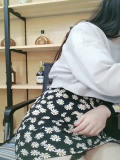 他有一个亚洲吹牛的工作和一个给一群人的家伙